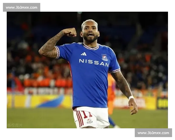 意外！横滨水手球员场上情绪失控，裁判果断出牌